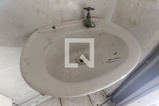 Banheiro de casa para alugar com 1 quarto, 20m² em Jardim Guaianazes, São Paulo