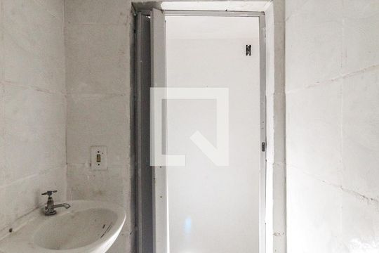 Banheiro de casa para alugar com 1 quarto, 20m² em Jardim Guaianazes, São Paulo
