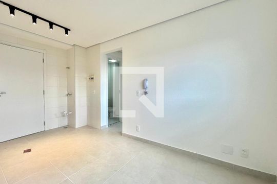 Sala de apartamento à venda com 2 quartos, 32m² em Jardim Itacolomi, São Paulo