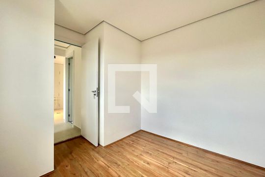 Quarto 1 de apartamento à venda com 2 quartos, 32m² em Jardim Itacolomi, São Paulo