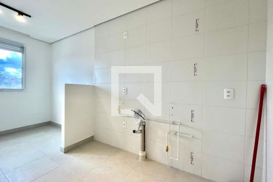 Cozinha de apartamento à venda com 2 quartos, 32m² em Jardim Itacolomi, São Paulo