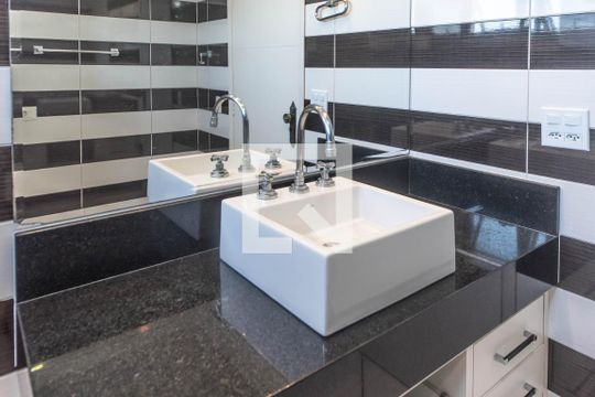 Banheiro Social de apartamento à venda com 3 quartos, 130m² em Vila Santo Estefano, São Paulo