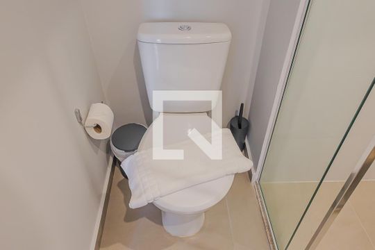 Banheiro de kitnet/studio para alugar com 1 quarto, 23m² em Vila Madalena, São Paulo