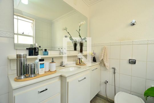 Banheiro social de apartamento à venda com 3 quartos, 120m² em Santo Antônio, Belo Horizonte