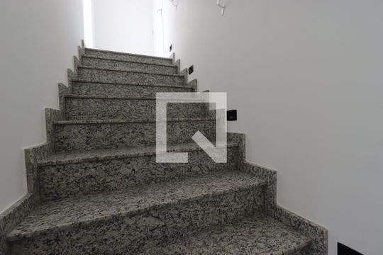 Escada de apartamento à venda com 2 quartos, 100m² em Parque das Nações, Santo André