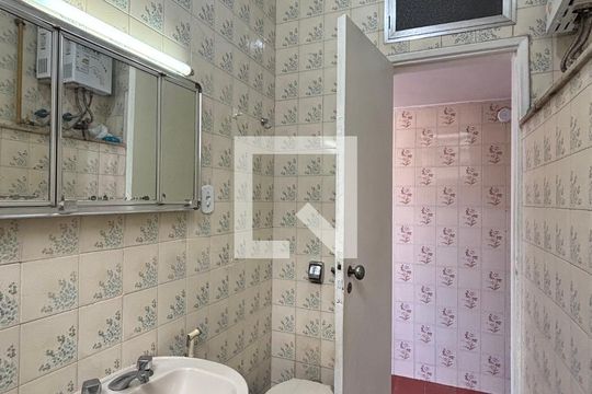 Banheiro social de kitnet/studio para alugar com 1 quarto, 36m² em Copacabana, Rio de Janeiro