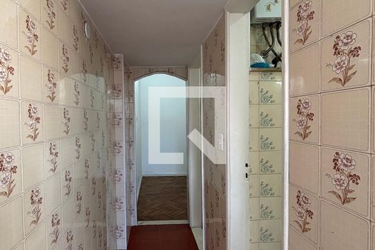Banheiro social - corredor de acesso de kitnet/studio para alugar com 1 quarto, 36m² em Copacabana, Rio de Janeiro