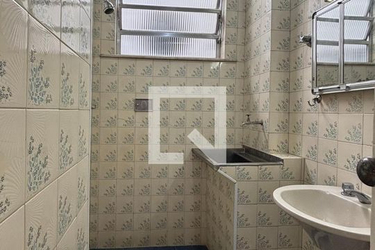 Banheiro social de kitnet/studio para alugar com 1 quarto, 36m² em Copacabana, Rio de Janeiro
