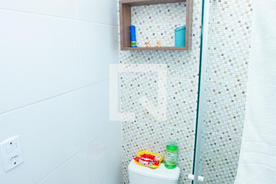 Banheiro de apartamento à venda com 2 quartos, 46m² em Guajuviras, Canoas