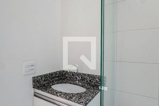 Banheiro de kitnet/studio para alugar com 1 quarto, 20m² em Brás, São Paulo