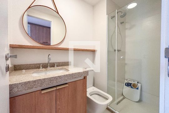 Banheiro de kitnet/studio para alugar com 1 quarto, 28m² em Sumaré, São Paulo