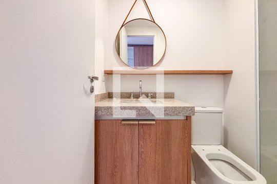 Banheiro de kitnet/studio para alugar com 1 quarto, 28m² em Sumaré, São Paulo