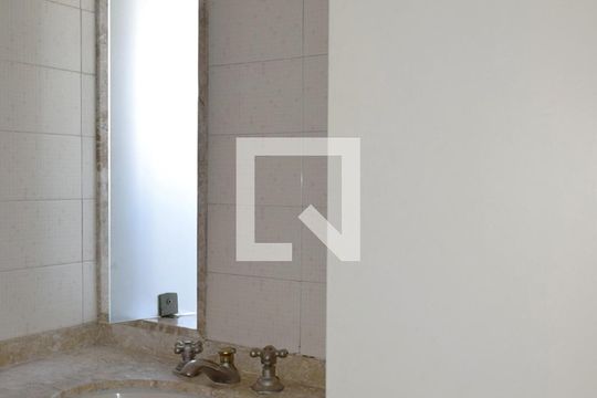 Banheiro de apartamento à venda com 2 quartos, 74m² em Vila Madalena, São Paulo