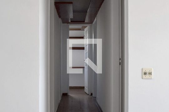 Corredor de apartamento à venda com 2 quartos, 74m² em Vila Madalena, São Paulo