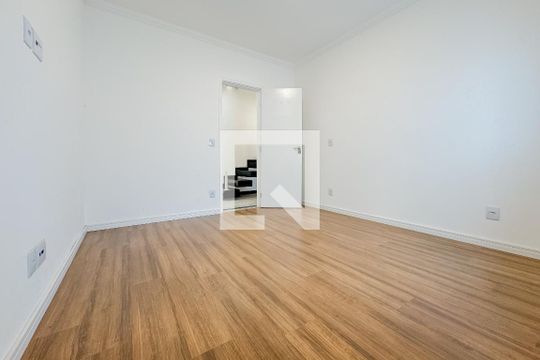 Suíte 1 de casa para alugar com 5 quartos, 300m² em Vila Monumento, São Paulo
