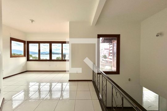 Sala 1 de casa para alugar com 5 quartos, 320m² em Bom Abrigo, Florianópolis