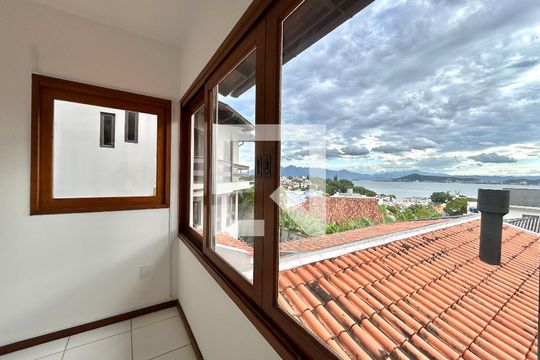 Sala 1 de casa para alugar com 5 quartos, 320m² em Bom Abrigo, Florianópolis