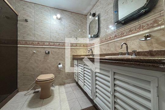 Banheiro social de apartamento à venda com 4 quartos, 210m² em Copacabana, Rio de Janeiro