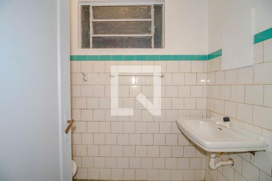 Banheiro de kitnet/studio para alugar com 1 quarto, 25m² em Bom Fim, Porto Alegre