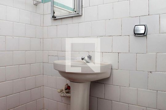 Banheiro de kitnet/studio para alugar com 1 quarto, 25m² em Centro Histórico, Porto Alegre