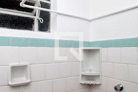 Banheiro de kitnet/studio para alugar com 1 quarto, 25m² em Centro Histórico, Porto Alegre