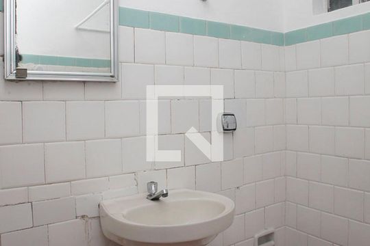 Banheiro de kitnet/studio para alugar com 1 quarto, 25m² em Centro Histórico, Porto Alegre