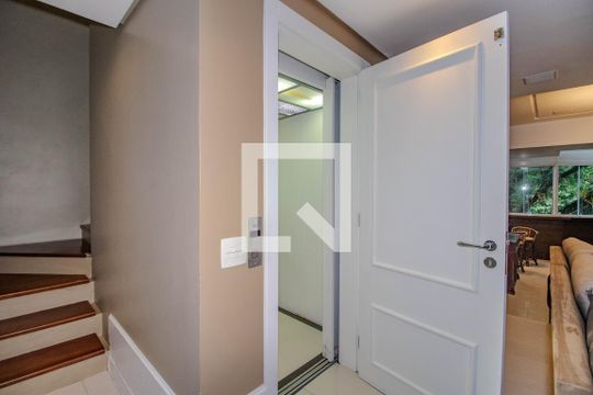 Área comum de casa de condomínio à venda com 3 quartos, 559m² em Boa Vista, Porto Alegre