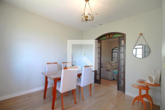 Casa à venda com 3 quartos, 200m² em Santa Tereza, Belo Horizonte