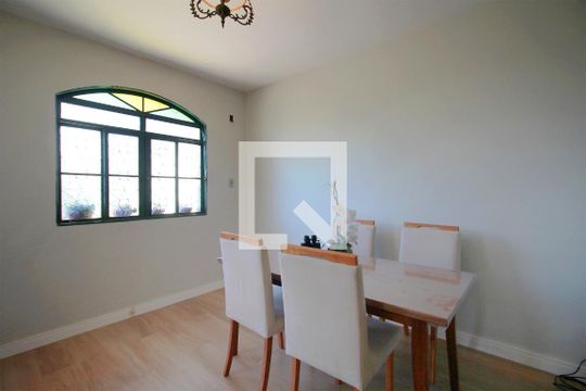 Sala de casa à venda com 3 quartos, 200m² em Santa Tereza, Belo Horizonte
