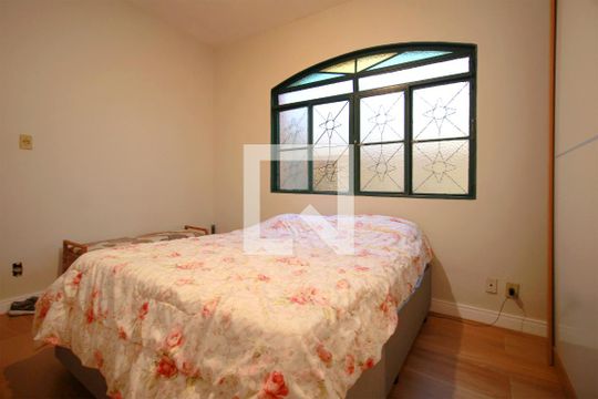 Quarto  de casa à venda com 3 quartos, 200m² em Santa Tereza, Belo Horizonte