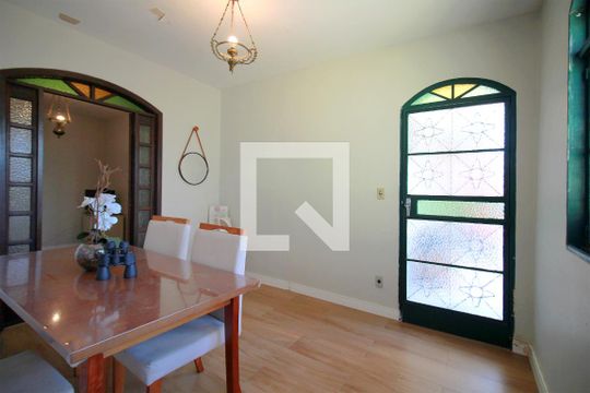 Sala de casa à venda com 3 quartos, 200m² em Santa Tereza, Belo Horizonte