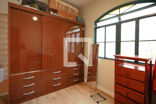Suíte de casa à venda com 3 quartos, 200m² em Santa Tereza, Belo Horizonte