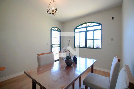 Sala de casa à venda com 3 quartos, 200m² em Santa Tereza, Belo Horizonte
