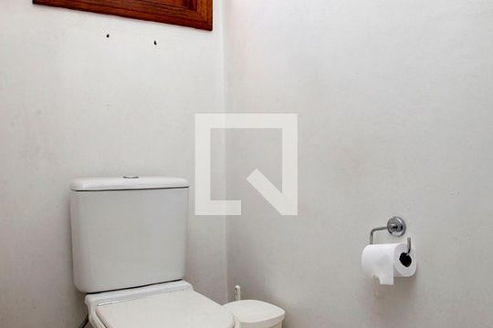 Banheiro  Suíte  de casa à venda com 4 quartos, 150m² em São João, Porto Alegre