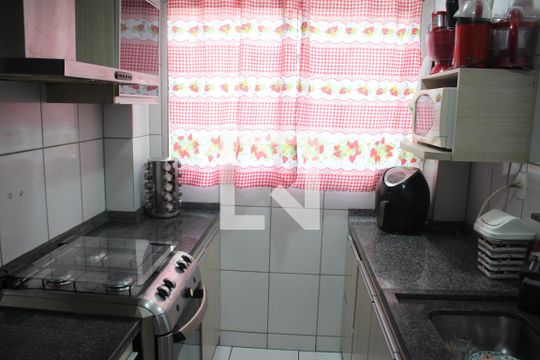 Cozinha de apartamento à venda com 2 quartos, 60m² em Diamante, Belo Horizonte
