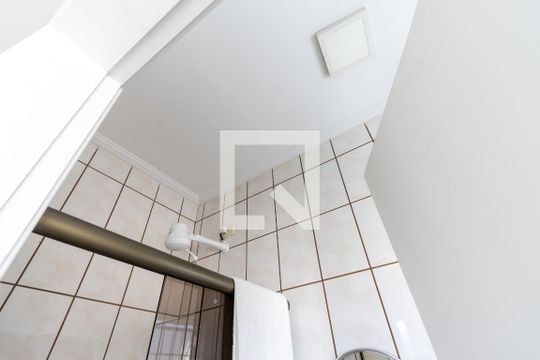 Banheiro de Serviço de casa à venda com 2 quartos, 127m² em Vila Romana, São Paulo