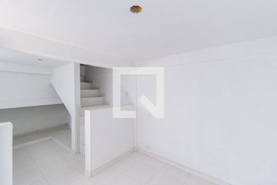 Casa para alugar com 1 quarto, 35m² em Jardim Ana Estela, Carapicuíba