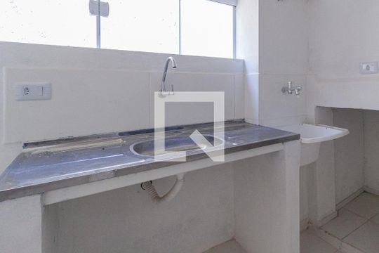 Cozinha e área de serviço de casa para alugar com 1 quarto, 35m² em Jardim Ana Estela, Carapicuíba