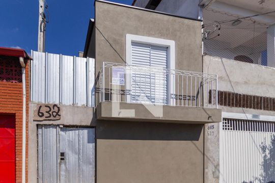 Fachada e placa de casa para alugar com 1 quarto, 35m² em Jardim Ana Estela, Carapicuíba