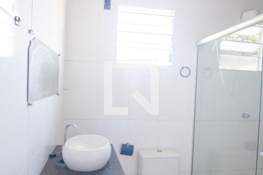 Banheiro Social Kitnet 1 de casa à venda com 2 quartos, 260m² em Tropical, Contagem