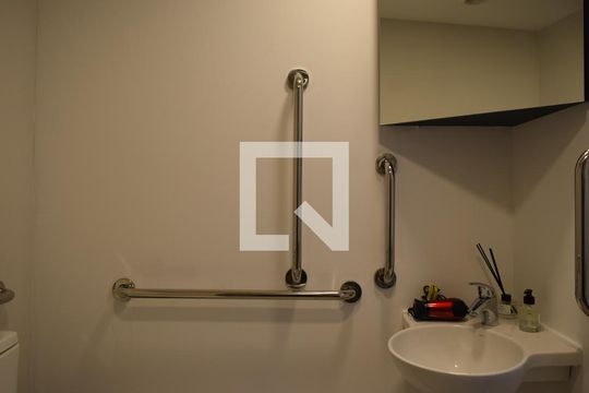 Banheiro de kitnet/studio para alugar com 1 quarto, 33m² em Paraíso, São Paulo