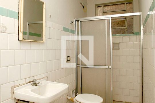Banheiro de kitnet/studio à venda com 1 quarto, 32m² em Centro Histórico, Porto Alegre
