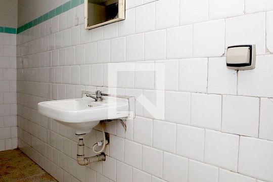 Banheiro de kitnet/studio à venda com 1 quarto, 32m² em Centro Histórico, Porto Alegre