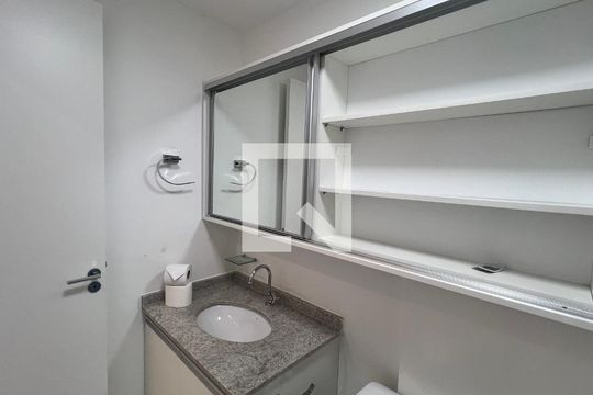 Banheiro de kitnet/studio para alugar com 1 quarto, 24m² em Pinheiros, São Paulo