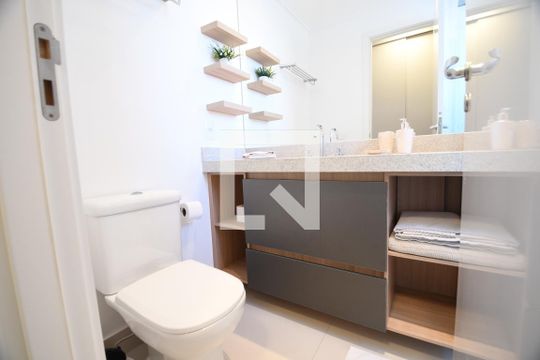 Banheiro de apartamento à venda com 1 quarto, 47m² em Jardim Guanabara, Campinas
