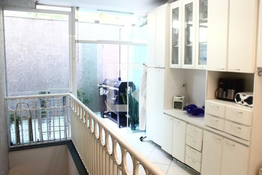 Lavanderia de casa à venda com 3 quartos, 242m² em Jardim São Paulo, São Paulo