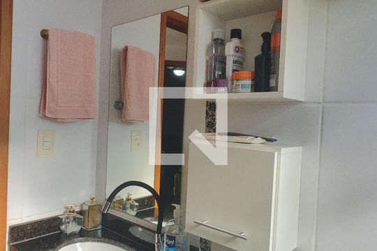 Banheiro de apartamento à venda com 2 quartos, 60m² em Alvorada, Contagem