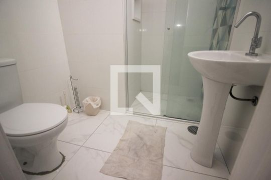 Banheiro de kitnet/studio para alugar com 1 quarto, 33m² em Centro Histórico, Porto Alegre