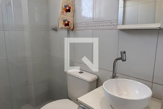 Banheiro de apartamento à venda com 2 quartos, 64m² em Vila Joaquim Inacio, Campinas