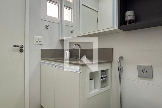 Banheiro social de apartamento para alugar com 1 quarto, 68m² em Ipanema, Rio de Janeiro